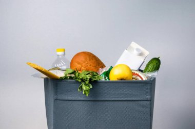 Beyaz arka planda yiyecek teslimatı için gri kutu..