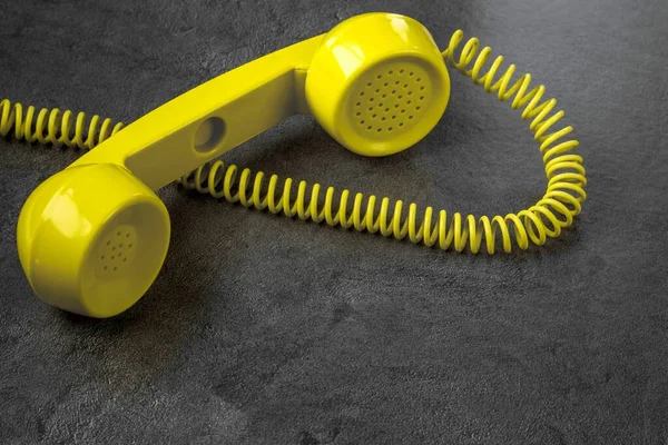 Žlutý Retro Telefon Drátem Šedém Mramorovém Pozadí Vodorovná Pozice — Stock fotografie