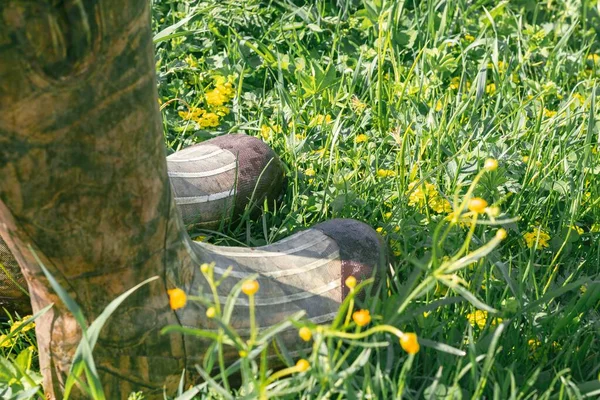 Legs Camouflage Boots Green Grass Hiking Concept — Stock Photo, Image