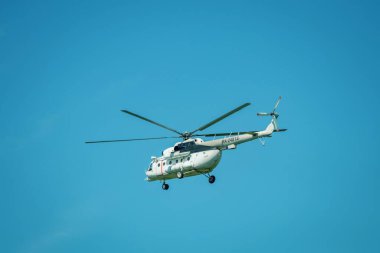 Mavi gökyüzüne karşı uçan helikopter. Güzel duvar kağıdı