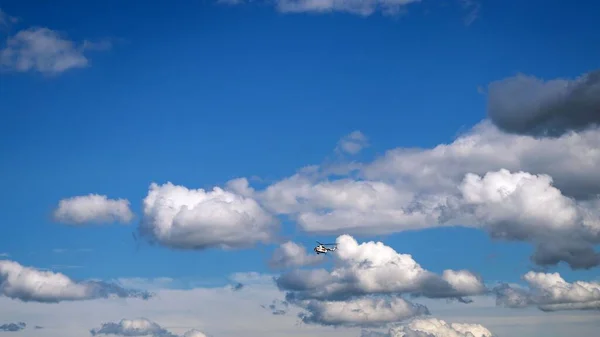 Zicht Blauwe Lucht Met Witte Wolken Een Vliegende Helikopter Mooi — Stockfoto