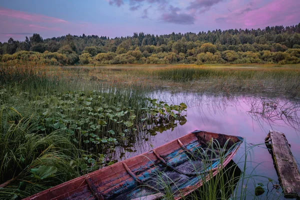 Sanft Rosa Sonnenuntergang Über Dem Fluss Mit Einem Alten Holzboot — Stockfoto