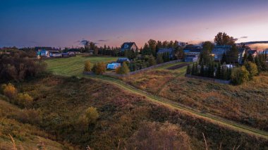 Gün batımında tepedeki güzel manzaralı köy. Kırsal akşam manzarası
