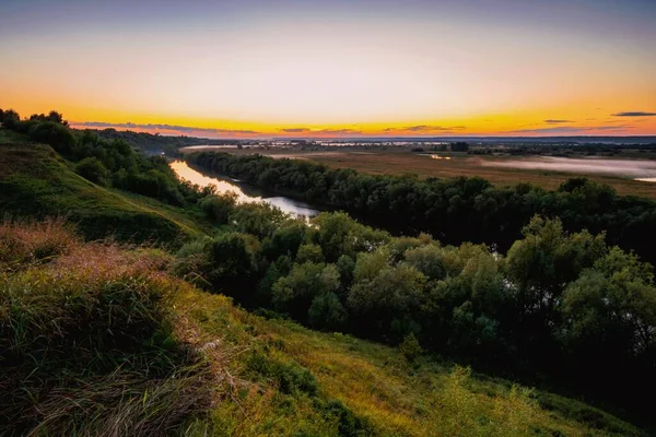 Gün Batımında Turuncu Gökyüzünü Yansıtan Ağaçların Arasındaki Nehrin Güzel Manzarası — Stok fotoğraf