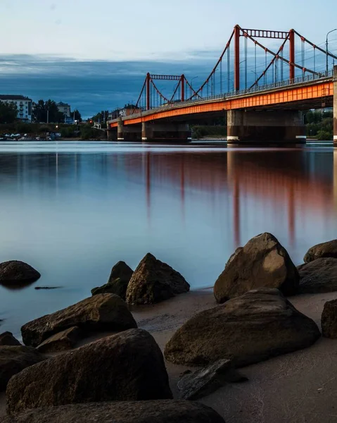 Мост Оранж Сити Через Реку Вид Берега Камнями Переднем Плане — стоковое фото