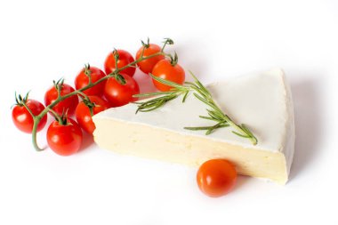 Krem peyniri beyaz arka planda izole edilmiş. Yuvarlak krem peynirli, beyaz arka planda izole edilmiş bir kama kesilmiş..