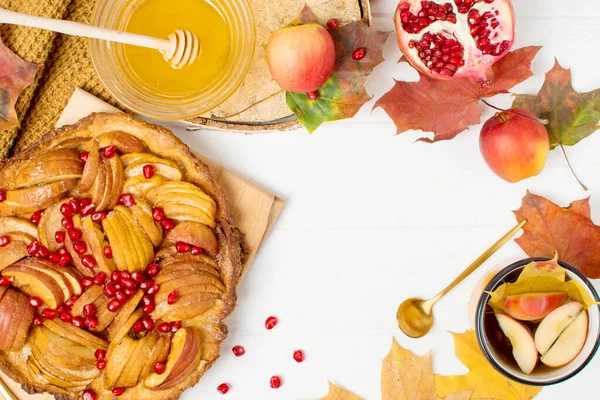 Sonbahar elmalı pastası, metin için yer, sonbahar çayı ve nar ile kupa.