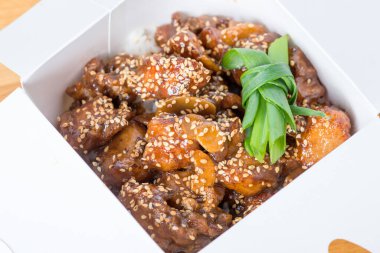 Şişte kızartılmış Asya tavuk kebabı.