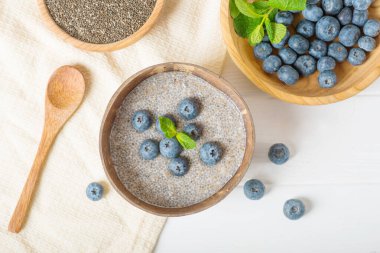 Yabanmersinli Chia tohumu pudingi. Hindistan cevizli yaban mersini pudingi.