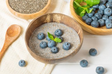 Yabanmersinli Chia tohumu pudingi. Hindistan cevizli yaban mersini pudingi.