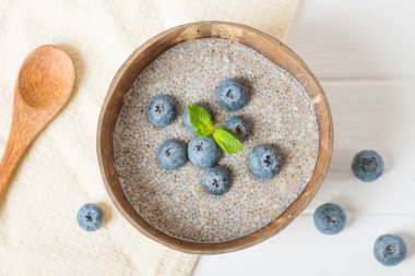 Yabanmersinli Chia tohumu pudingi. Hindistan cevizli yaban mersini pudingi.