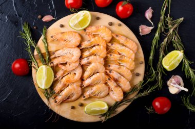 Taş tabakta akşam yemeği için güzel bir jumbo karides seçimi. Gıda arkaplanı