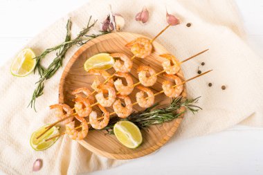 Karidesler şişler üzerinde, izole edilmiş, yakın plan.