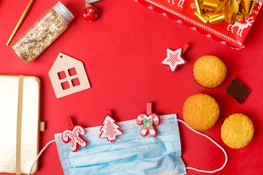 Yeni yıl 2021, evde kal, yeni yıl konsepti covid-19. Coronavirus salgını sırasında yeni yılı ve Noel 'i kutlamak. Seçici odak