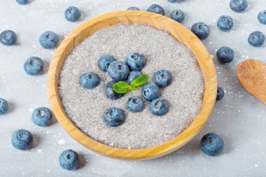 Yabanmersinli Chia pudingi. Hindistan cevizi kabında yaban mersinli chia pudingi