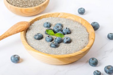 Yabanmersinli Chia pudingi. Hindistan cevizi kabında yaban mersinli chia pudingi