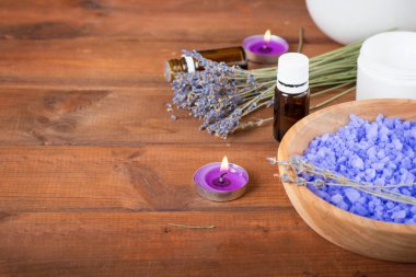 Beyaz yakın çekimlerde bir demet lavanta çiçeği izole edilmiş. Lavanta kaplıcası