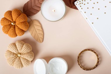 Bej kaplama, örgü kabaklar, vücut kremi, günlük. Kozmetik ve rahatlama kavramı. Şükran Günü, Cadılar Bayramı. Düz çizgi, üst