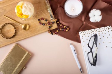 Mum, günlüğü masaya bırak. Günlük, kalem, klasik beyaz tepsi, sakura, gül, kruvasan ve beyaz arka planda kahve olan çalışma alanı. Üst manzara, düz uzanma