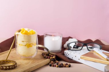 Mum, günlüğü masaya bırak. Beyaz arka planda kuru okaliptüs dalları, mumlar, kurdele ve düğmeler. düz yatış, üst görünüm