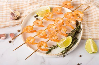 Karides Şiş. Işık masasında şiş karides