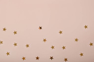 Yıldızlı bej arkaplan. Parlayan yıldızlar konfeti ve bej rengi ve Set Sail Champagne arka planında peri ışıkları. Noel zamanı. Düğün için. Doğum günü. Düz konum, üst görünüm, kopyalama alanı.