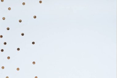 Beyaz arka planda altın noktalar. Altın Folyo Metalik Noktalar Beyaz Arkaplan Deseni