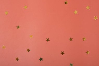 Beyaz arka planda altın yıldızlar. Hardal arkaplanda altın yıldızlar konfetisi