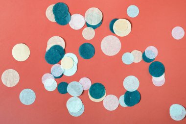 Beyaz arka planda renkli konfeti. Hardal arkaplanda konfeti