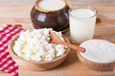 süzme peynir, süt ve ekşi krema ahşap bir masada. Tahta Arkaplanda Taze Kır Peyniri, Kapatın