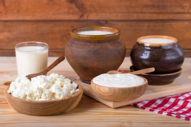 Süt ürünleri ahşap masa üzerinde mavi arka planda. Süt ürünleri ahşap bir masada.