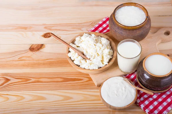 Zuivelproducten Stilleven Met Zuivelproducten Melk Kaas Een Houten Ondergrond — Stockfoto