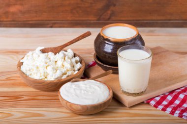 Süt ürünleri. Süt ürünleri ahşap bir masada.