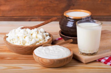 Taşralı ahşap bir masada süt ürünleri