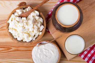 Taşralı ahşap bir masada süt ürünleri