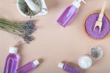 Kurumuş lavanta ve kozmetoloji lavantasıyla ev yapımı sabunların üst görünümü