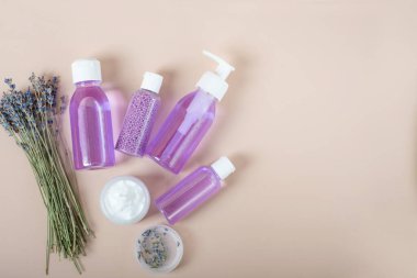 Kurumuş lavanta ve kozmetoloji lavantasıyla ev yapımı sabunların üst görünümü
