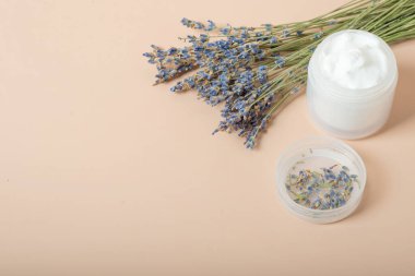 yüz ve vücut kremi ve lavantalı şampuan.