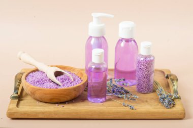 Kahverengi arka planda lavanta kaplıcası. Lavantalı spa seti