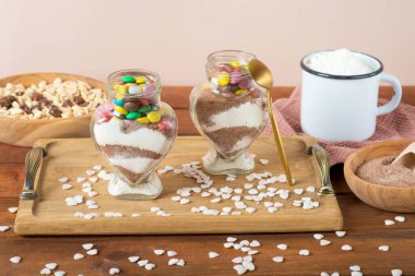 Cam kavanozdaki çikolata parçalı kurabiyeler. Noel konsepti. Sevgililer Günü için kavanozlar dolusu kurabiye. Sevgililer günü hediyesi konsepti