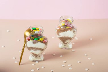 Kupa Şeklinde Kurabiyeler. Sevgililer günü için kavanozda kurabiyeler