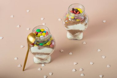 Kupa Şeklinde Kurabiyeler. Sevgililer günü için kavanozda kurabiyeler