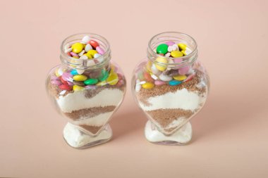 Kuru karışımı kurabiye kavanozunda. Sevgililer günü için kavanozdaki kurabiyeler.