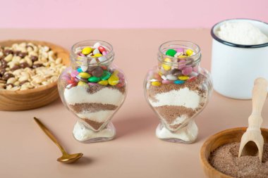 Kuru karışımı kurabiye kavanozunda. Sevgililer günü için kavanozdaki kurabiyeler.