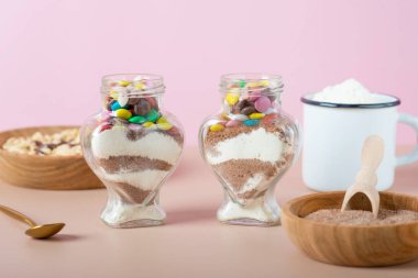 Kuru karışımı kurabiye kavanozunda. Sevgililer günü için kavanozdaki kurabiyeler.