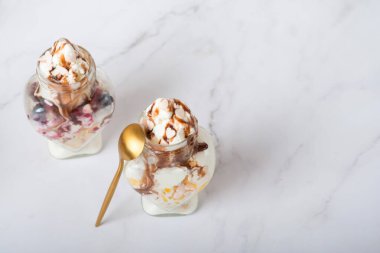 Sağlıklı kahvaltı - yaban mersinli yoğurt ve müsli cam kavanozda servis edilir, Sevgililer Günü için kavanozda dondurma