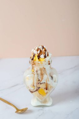 Bir tatlı mango, armut ve dondurma. Sığ dof. Ev yapımı mango dondurması.