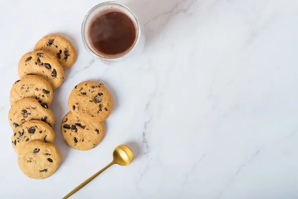 Süße vegane Kekse mit Schokotropfen. — Stockfoto