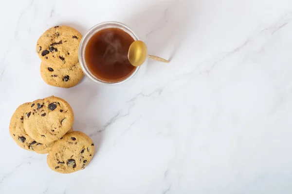 Kekse Mit Schokotropfen Und Kaffee Auf Einem Weißen Tisch Schokoladenkekse — Stockfoto