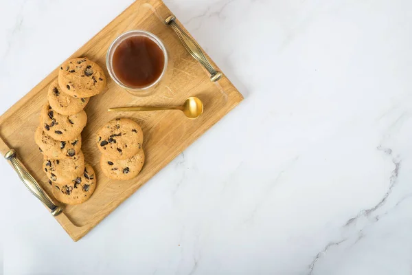 Kekse Und Kaffee Auf Einem Tablett Auf Einem Weißen Tisch — Stockfoto